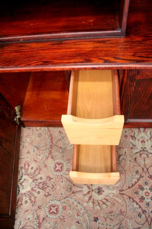 **RS17** A fantastic (Oak) stained Mahogany TV-Cabinet w/ ample space for an entertainment system