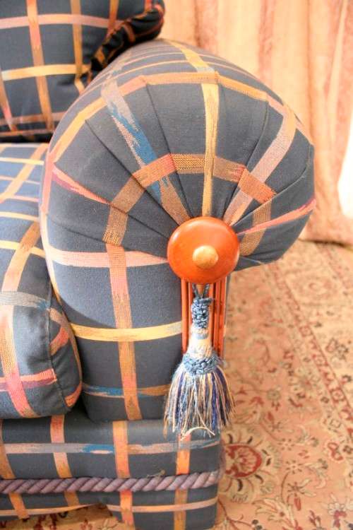 **RS17** A top-quality (202cm long) luxuriously upholstered sofa couch w/ quality finishes - Wow!!!