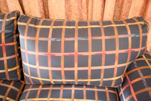 **RS17** A top-quality (202cm long) luxuriously upholstered sofa couch w/ quality finishes - Wow!!!