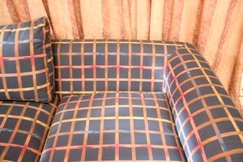 **RS17** A top-quality (202cm long) luxuriously upholstered sofa couch w/ quality finishes - Wow!!!