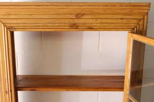 **RS17** An awesome antique (2m tall) solid Oregon cabinet w/ a large glass panelled door & cupboard