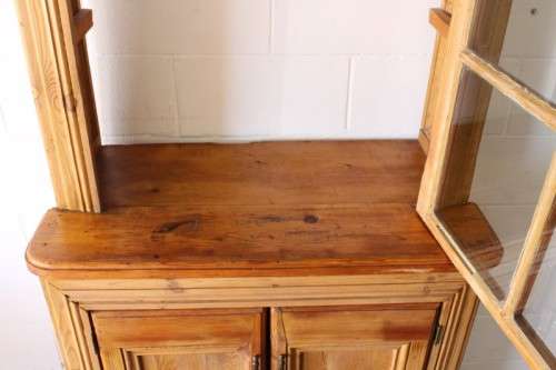 **RS17** An awesome antique (2m tall) solid Oregon cabinet w/ a large glass panelled door & cupboard