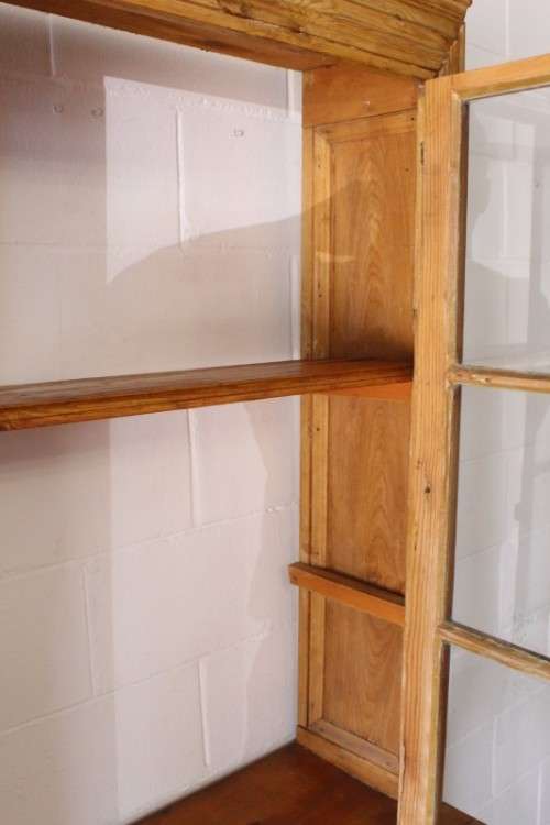 **RS17** An awesome antique (2m tall) solid Oregon cabinet w/ a large glass panelled door & cupboard