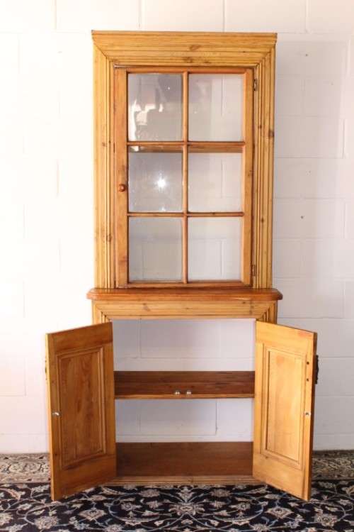 **RS17** An awesome antique (2m tall) solid Oregon cabinet w/ a large glass panelled door & cupboard