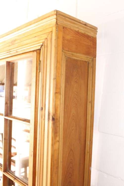**RS17** An awesome antique (2m tall) solid Oregon cabinet w/ a large glass panelled door & cupboard