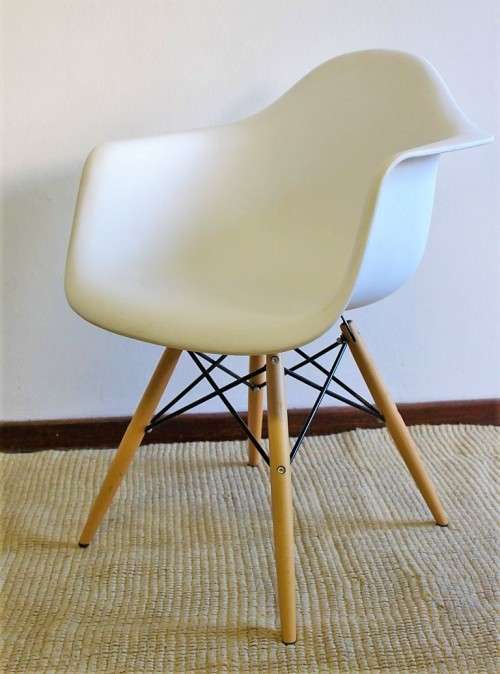 **RS17** Stunning modern round-bottom occasional chairs with a sleek design and wooden legs