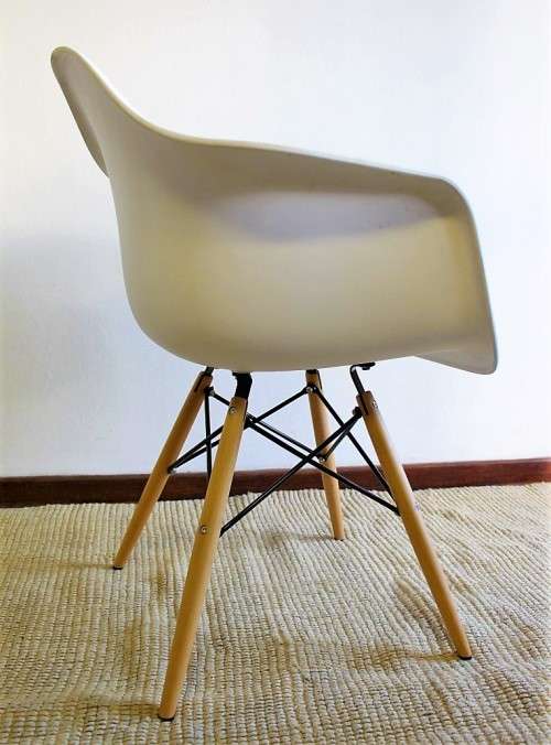 **RS17** Stunning modern round-bottom occasional chairs with a sleek design and wooden legs
