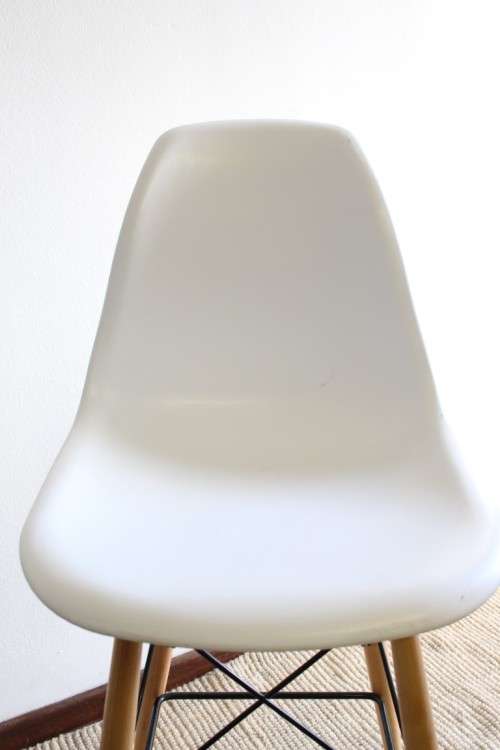 **RS17** Stunning modern round-bottom occasional high chairs with a sleek design and wooden legs