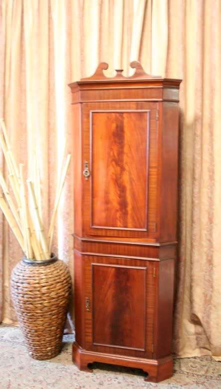 A sturdy well made 2-division Mahogany corner display unit cabinet with ample shelves and space