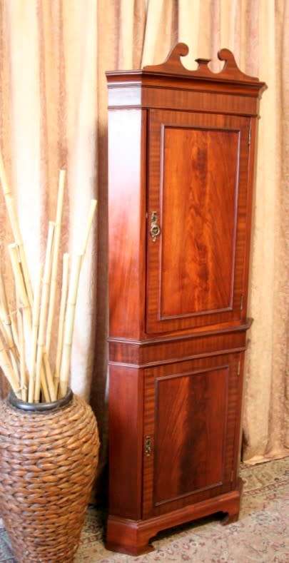 A sturdy well made 2-division Mahogany corner display unit cabinet with ample shelves and space