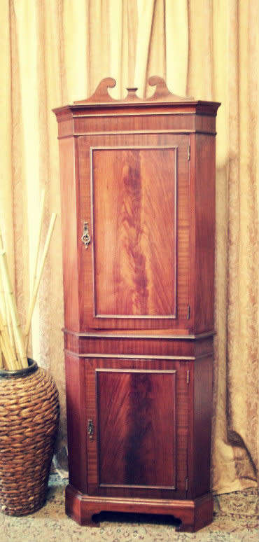 A sturdy well made 2-division Mahogany corner display unit cabinet with ample shelves and space