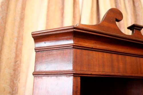 A sturdy well made 2-division Mahogany corner display unit cabinet with ample shelves and space