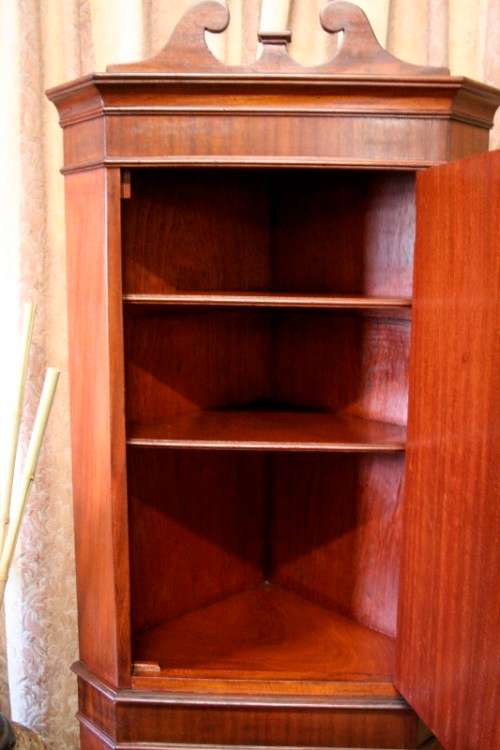 A sturdy well made 2-division Mahogany corner display unit cabinet with ample shelves and space