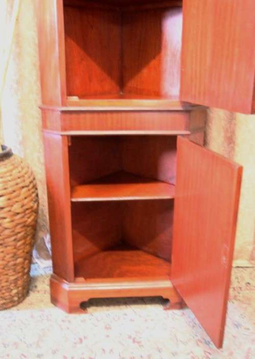 A sturdy well made 2-division Mahogany corner display unit cabinet with ample shelves and space