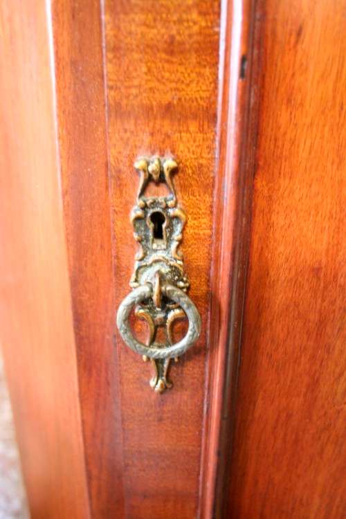 A sturdy well made 2-division Mahogany corner display unit cabinet with ample shelves and space