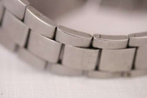 An awesome vintage stainless steel quartz Swiss Army gents wrist watch with date window