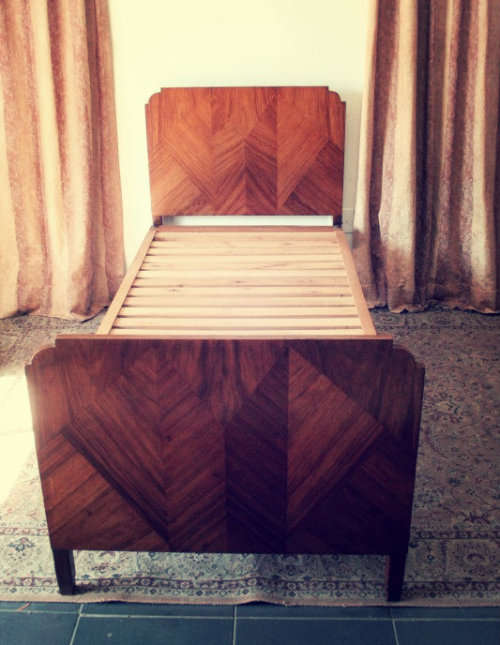 A fabulous single bed incl. headboard, footboard & mounting struts in great condition.