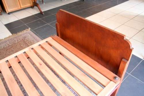 A fabulous single bed incl. headboard, footboard & mounting struts in great condition.