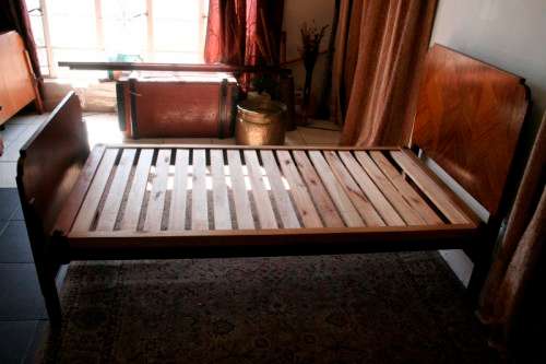 A fabulous single bed incl. headboard, footboard & mounting struts in great condition.