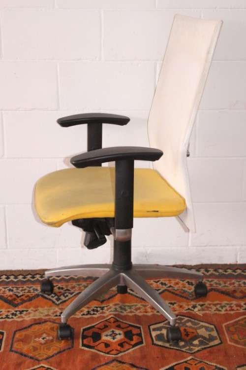 **RS17** A modern styled yellow and white office chair with tilt, height and tension adjusters