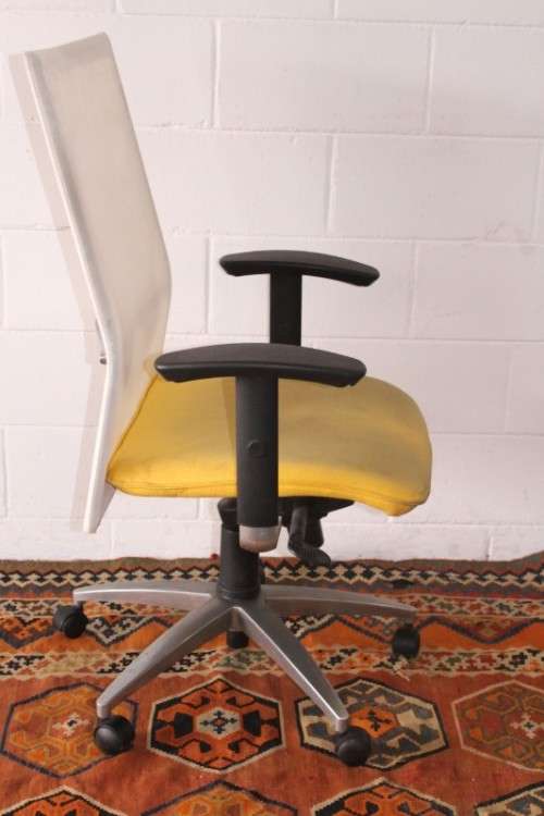 **RS17** A modern styled yellow and white office chair with tilt, height and tension adjusters