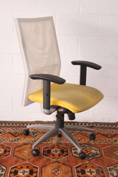 **RS17** A modern styled yellow and white office chair with tilt, height and tension adjusters