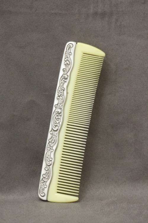 A beautiful, vintage ladies hair comb with a gorgeous patterned handle. Lifespace Sale