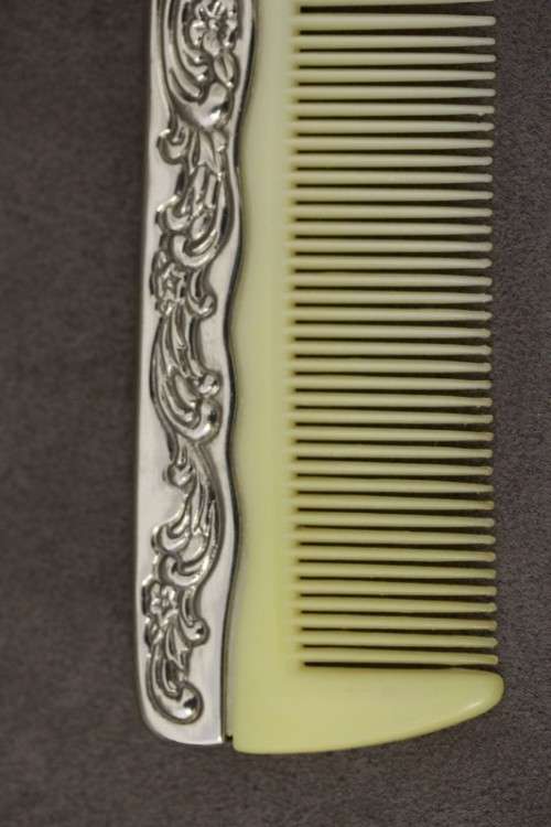 A beautiful, vintage ladies hair comb with a gorgeous patterned handle. Lifespace Sale
