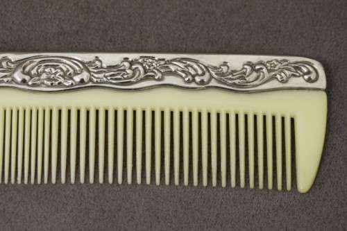A beautiful, vintage ladies hair comb with a gorgeous patterned handle. Lifespace Sale