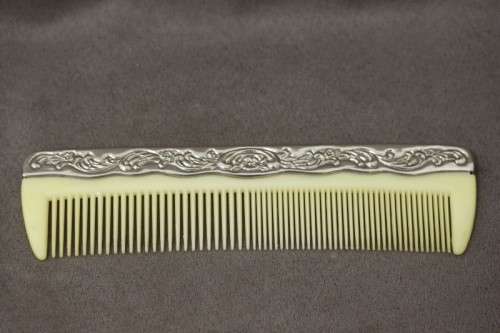 A beautiful, vintage ladies hair comb with a gorgeous patterned handle. Lifespace Sale
