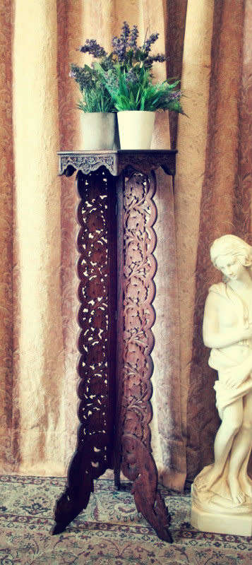 A superb vintage Indian hand carved planter stand with inlay work in wonderful condition