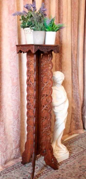 A superb vintage Indian hand carved planter stand with inlay work in wonderful condition