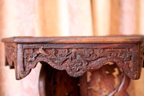 A superb vintage Indian hand carved planter stand with inlay work in wonderful condition