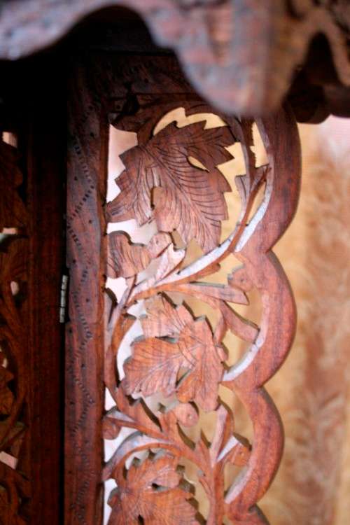 A superb vintage Indian hand carved planter stand with inlay work in wonderful condition