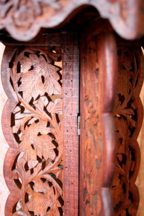 A superb vintage Indian hand carved planter stand with inlay work in wonderful condition