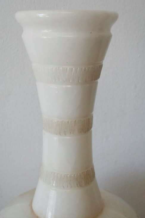 A beautiful, heavy white marble resin like vase in good condition, Lifespace Sale