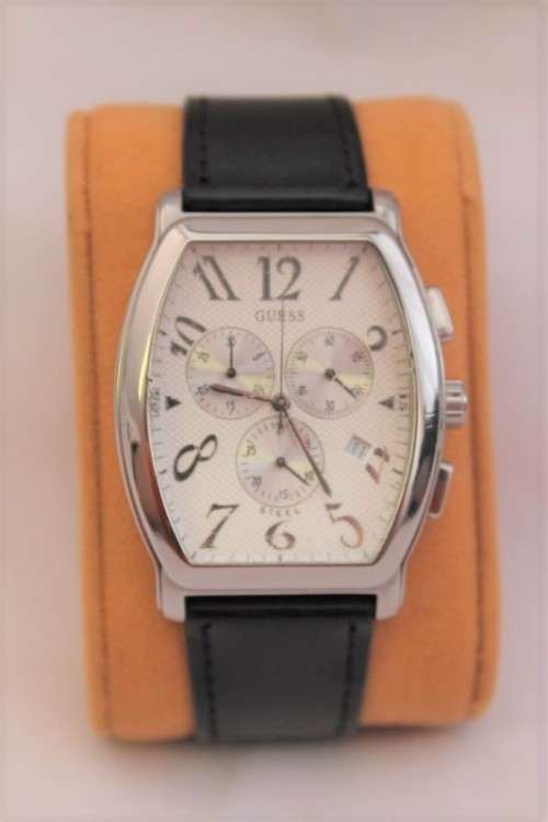 Discounted! Exquisite silver-dial Guess Steel chronograph gents wrist watch w/ a black leather strap