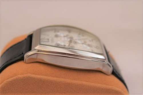 Discounted! Exquisite silver-dial Guess Steel chronograph gents wrist watch w/ a black leather strap