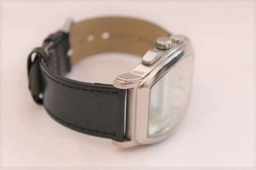 Discounted! Exquisite silver-dial Guess Steel chronograph gents wrist watch w/ a black leather strap