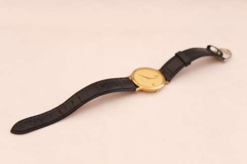 A stunning classic Raymond Weil gold plated gents quartz wrist watch with a black leather strap