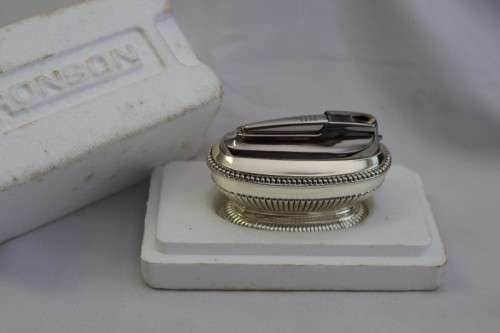 A beautiful vintage Ronson "Queen Anne" Varaflame 700 Rhodium plated table lighter in original box