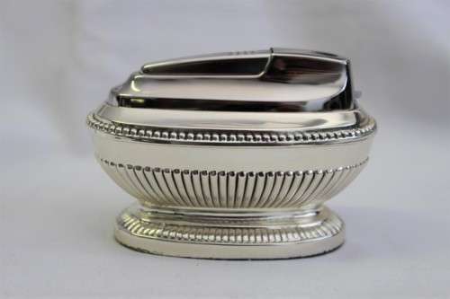 A beautiful vintage Ronson "Queen Anne" Varaflame 700 Rhodium plated table lighter in original box