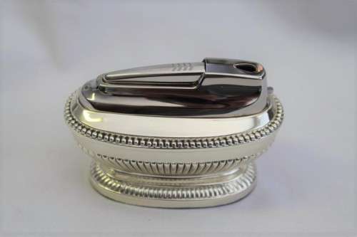 A beautiful vintage Ronson "Queen Anne" Varaflame 700 Rhodium plated table lighter in original box
