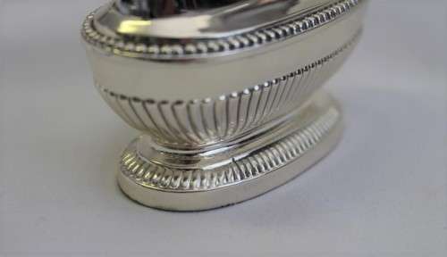 A beautiful vintage Ronson "Queen Anne" Varaflame 700 Rhodium plated table lighter in original box