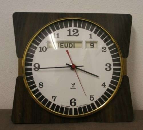 A stylish vintage French "Jaz" battery operated kitchen wall clock. Working.