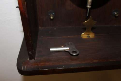 A gorgeous, stylish vintage wall hanging "Kienzle" wind up pendulum clock. Working.