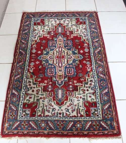 A stunning 95cm x 153cm hand knotted thick pile Persian carpet in dark reds. Gorgeous in all rooms!