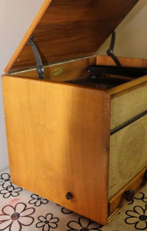 A stunning vintage Rand Radio Paillard table top radiogram in working order. Awesome!!!!