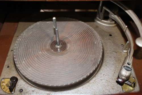 A wonderful vintage Cambridge PYE radiogram in a stylish wood cabinet in working order.