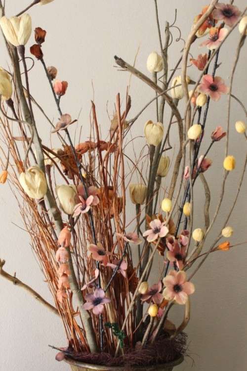 A beautiful large vintage decorative vase with lovely dried flowers.